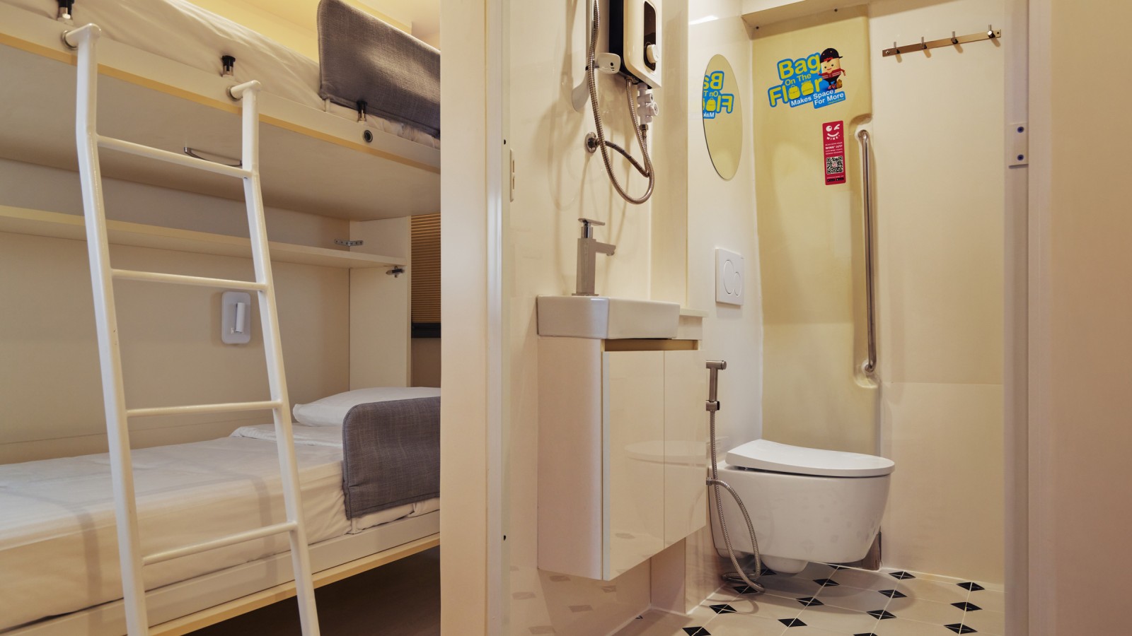 De spesiallagde sengene kan enkelt felles bort når de ikke er i bruk (© Watson Lau) De spesiallagde sengene kan enkelt felles bort når de ikke er i bruk (© Watson Lau)