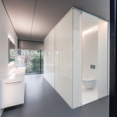 Badet er integrert som et eget «møbel» i villaens stål- og glassstruktur. Badet er integrert som et eget «møbel» i villaens stål- og glassstruktur.