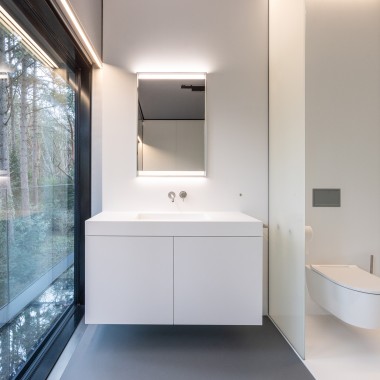 Minimalistisk, men svært funksjonelt: Geberit speilskap med ComfortLight. Minimalistisk, men svært funksjonelt: Geberit speilskap med ComfortLight.