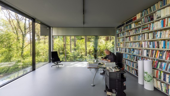 Der ute og inne smelter sammen: Jan Pesman på kontoret sitt (© Lucas van der Wee) Der ute og inne smelter sammen: Jan Pesman på kontoret sitt (© Lucas van der Wee)