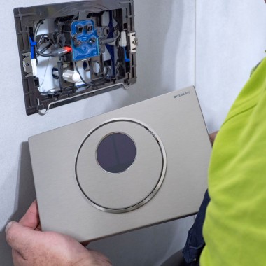 Installasjon av Geberit Sigma10 betjeningsplate Installasjon av Geberit Sigma10 betjeningsplate
