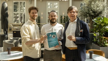 Administrerende direktør i Bjerg Arkitektur Kjeld Bjerg (fra høyre) og arkitektene Carsten Wraae Jensen og Mads Bjerg Nørkjær overbeviste med det beste designet (© Wilfred Gachau) Administrerende direktør i Bjerg Arkitektur Kjeld Bjerg (fra høyre) og arkitektene Carsten Wraae Jensen og Mads Bjerg Nørkjær overbeviste med det beste designet (© Wilfred Gachau)