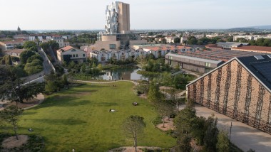 LUMA kultursenter i Arles: i forgrunnen studioparken og den store arrangementshallen, øverst det 56 meter høye tårnet av Frank Gehry. (© Rémi Bénali, Arles)