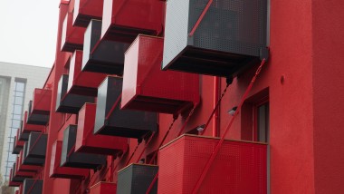 En slående fasade med kubiske balkonger foran er det nye blikkfanget på Goldensteinstrasse i Frankfurt am Main (DE) (© Geberit)