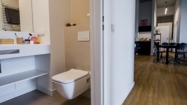 Et design som øker plass: et minibad i en leilighet i studentboligen LivinnX (© Jaroslaw Kakal/Geberit)