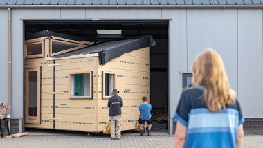 Stor flytting for et lite hus: I mai 2022 flyttet "Spiren" fra verkstedet til det grønne nabolaget Olst-Wijhe (NL) (© Chiela van Meerwijk)