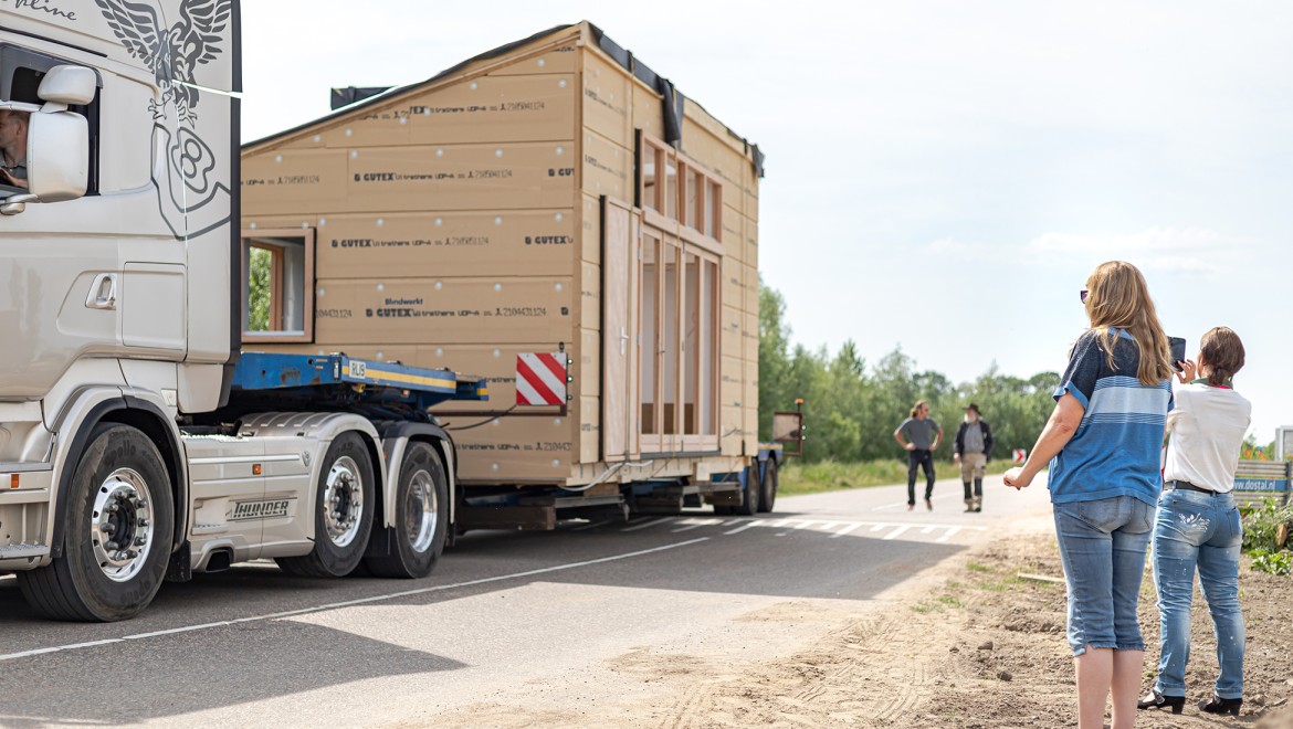 Mikrohus transport (© Chiela van Meerwijk)