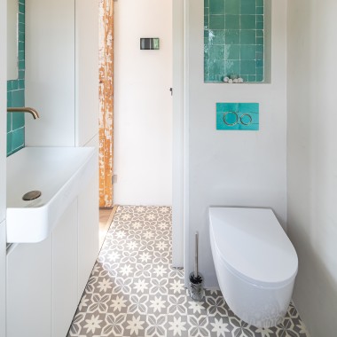 Alt til det lille badet: toalett, betjeningsplate og toppmontert servant er fra Geberit. (© Chiela van Meerwijk)