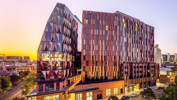 Melbourne Connect det innovative senteret for kunnskapsoverføring (© Peter Casamento, Marc Wiliams) Melbourne Connect det innovative senteret for kunnskapsoverføring (© Peter Casamento, Marc Wiliams)