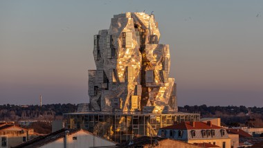 De spesialbelagte aluminiumsplatene på tårnets fasade, reflekterer kveldssolen og lager en nesten overnaturlig stemning (© Adrien Deweerdt, Arles)