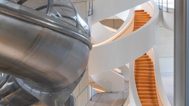 Inne i tårnet forbinder en imponerende, flersveiset trapp etasjene. Hvis du vil, kan du bruke en sklie på vei ned. (© Adrian Deweerdt, Arles)