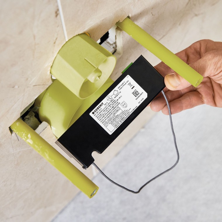 Plug-and-play: Strømforsyningsenheten plugges inn av en rørlegger. Elektriker er ikke nødvendig.