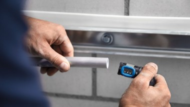 Geberit FlowFit-fittingen kan monteres rett etter at røret er kuttet til ønsket lengde
