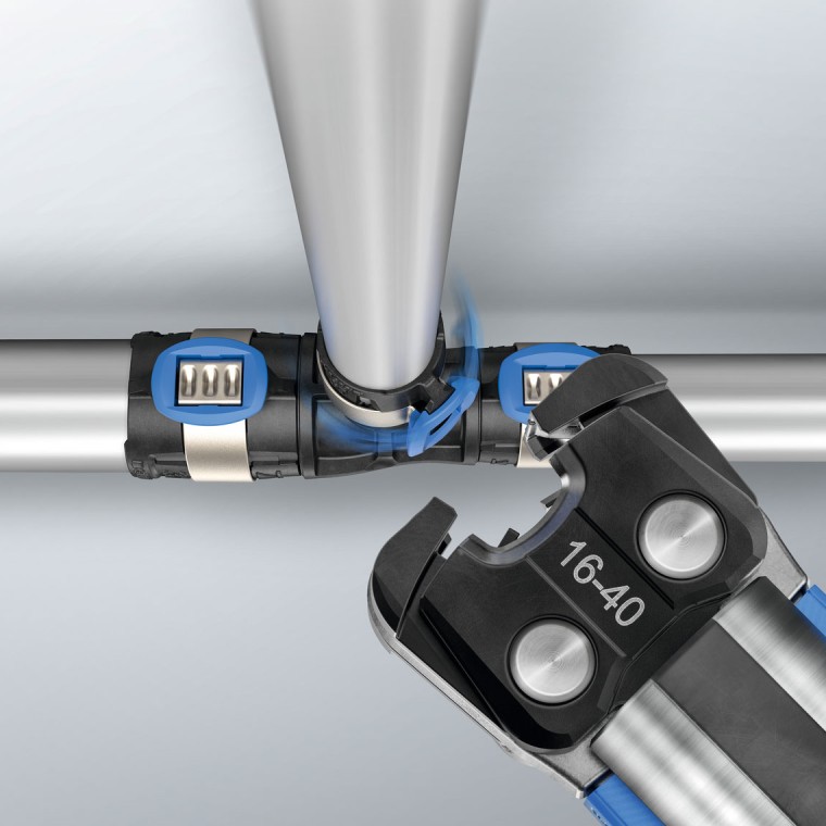 Geberit FlowFit pressfittingsystem er enkelt å bruke, selv i de vanskeligste stillingene, takket være det dreibare pressindikatoren Geberit FlowFit pressfittingsystem er enkelt å bruke, selv i de vanskeligste stillingene, takket være det dreibare pressindikatoren