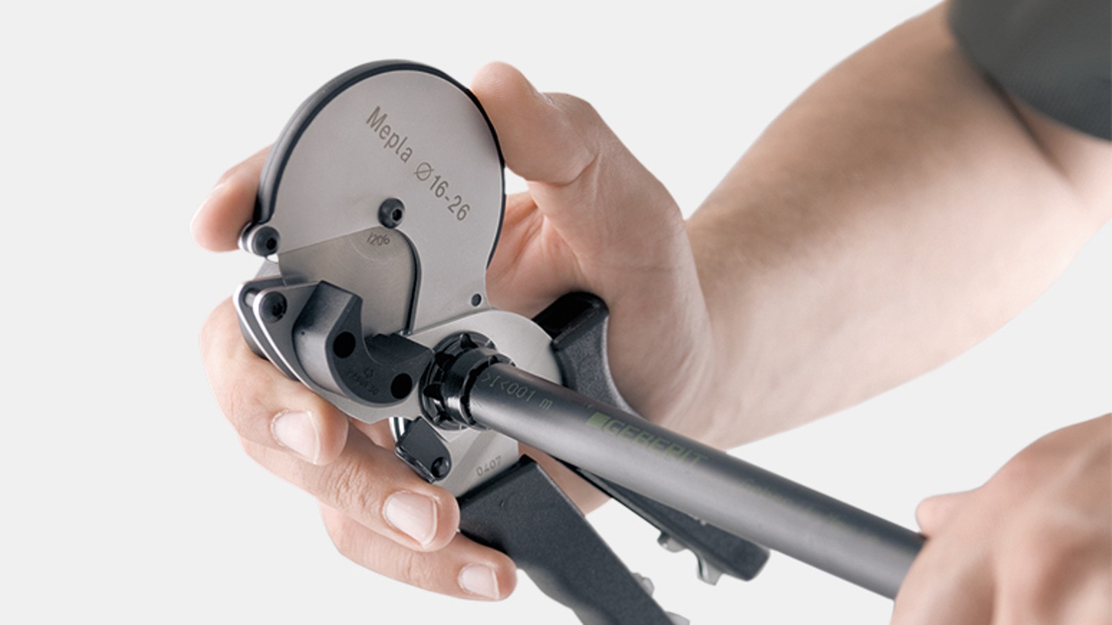 Kutting av rør til ønsket lengde og avgrading med ett enkelt verktøy