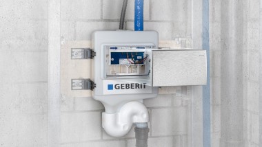 En Geberit HS30 hygiene-skylleenhet installert i enden av et stigerør (© Geberit)