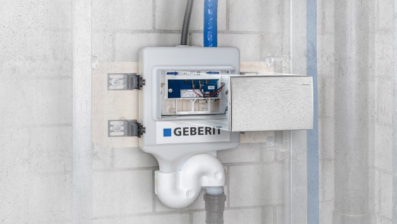 En Geberit HS30 hygiene-skylleenhet installert i enden av et stigerør (© Geberit) En Geberit HS30 hygiene-skylleenhet installert i enden av et stigerør (© Geberit)