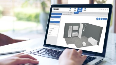 Kvinne designer sitt nye baderom med 3D-baderomsplanleggeren fra Geberit