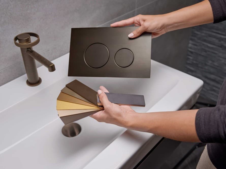 Geberit Sigma40 tilpasset servantarmatur i bronsefinish. Geberit Sigma40 tilpasset servantarmatur i bronsefinish.