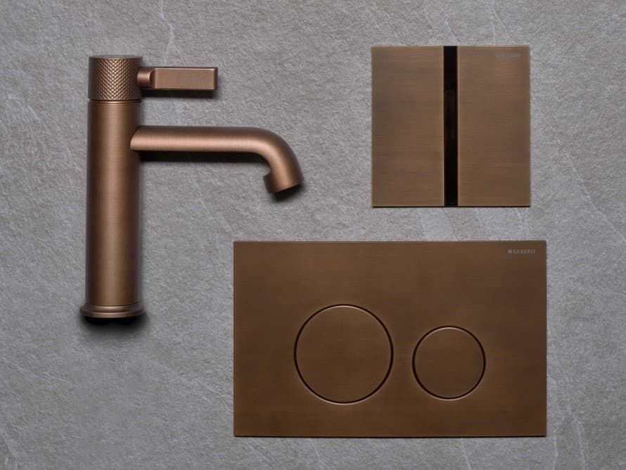 Geberit Sigma40 betjeningsplate og dekkplate type 40 med perfekt tilpasset overflate i børstet kobber. Geberit Sigma40 betjeningsplate og dekkplate type 40 med perfekt tilpasset overflate i børstet kobber.