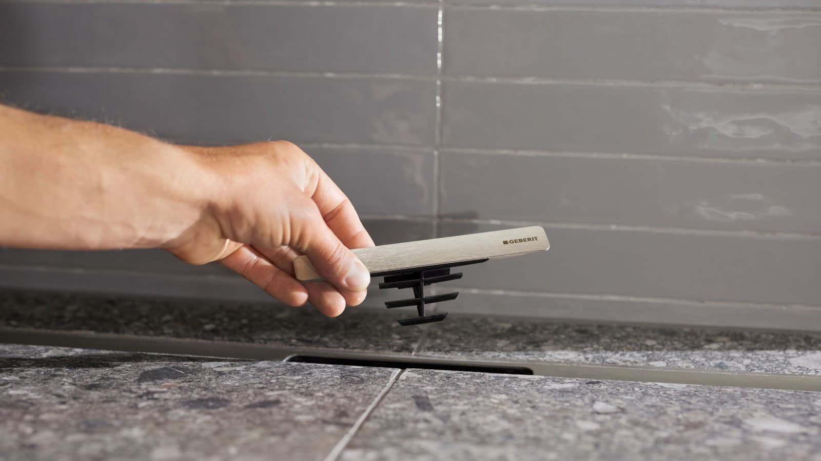 Geberit dusjrenne i CleanLine-serien med integrert hårsil. Geberit dusjrenne i CleanLine-serien med integrert hårsil.