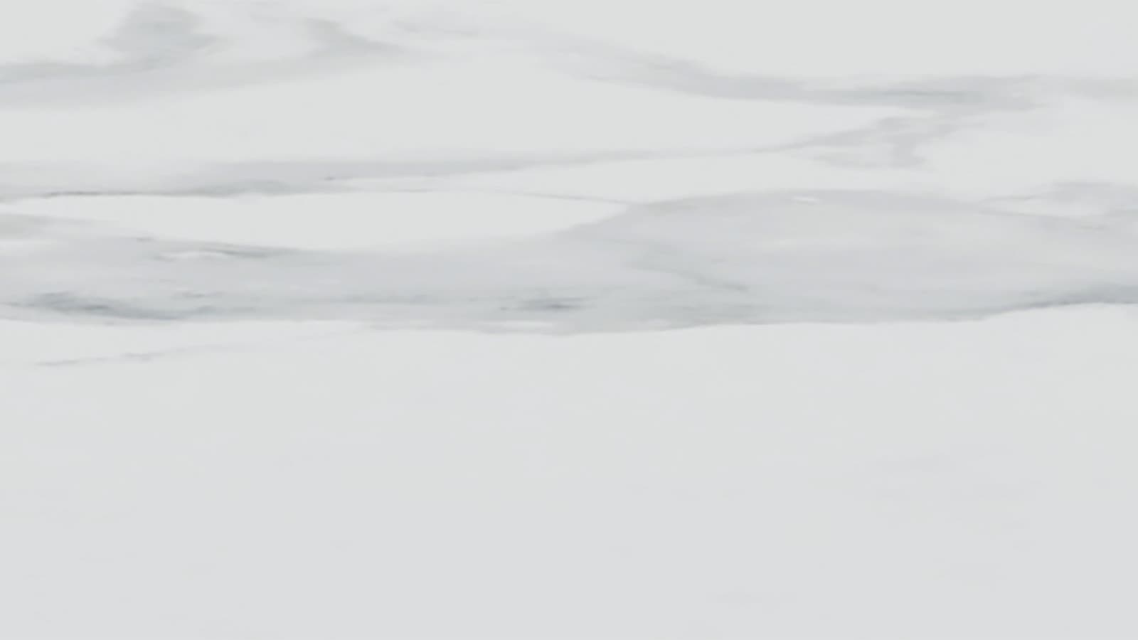 Farger: Steintøy i hvit marmor-utseende Farger: Steintøy i hvit marmor-utseende