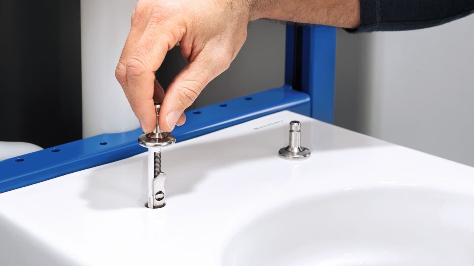 Feste av vippeplugger på toalettet Feste av vippeplugger på toalettet