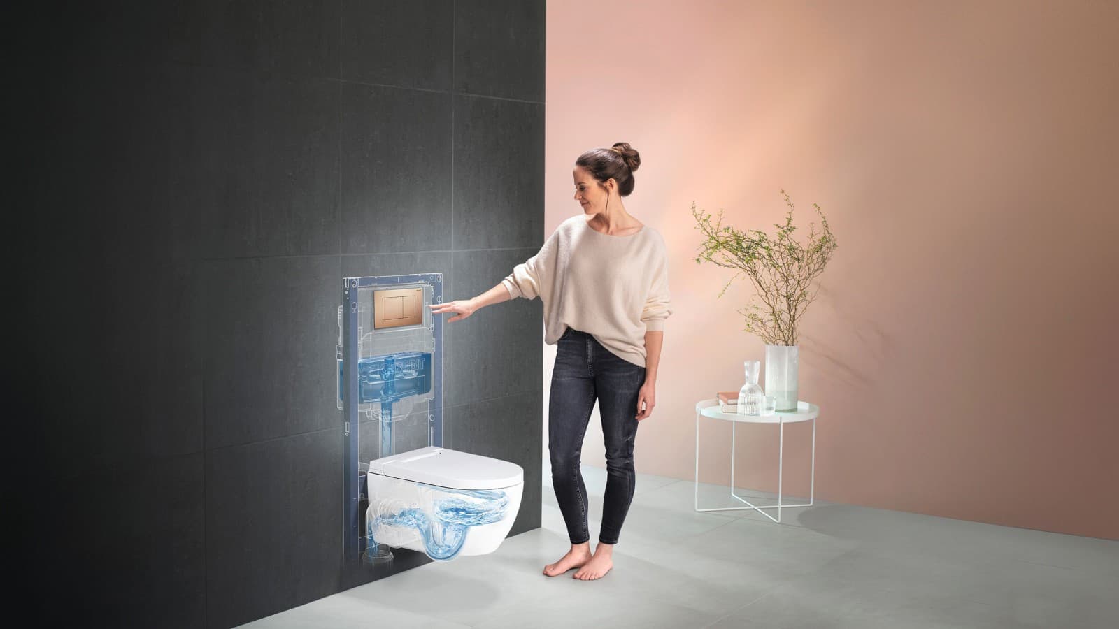 Kvinne med WC system fra Geberit Kvinne med WC system fra Geberit