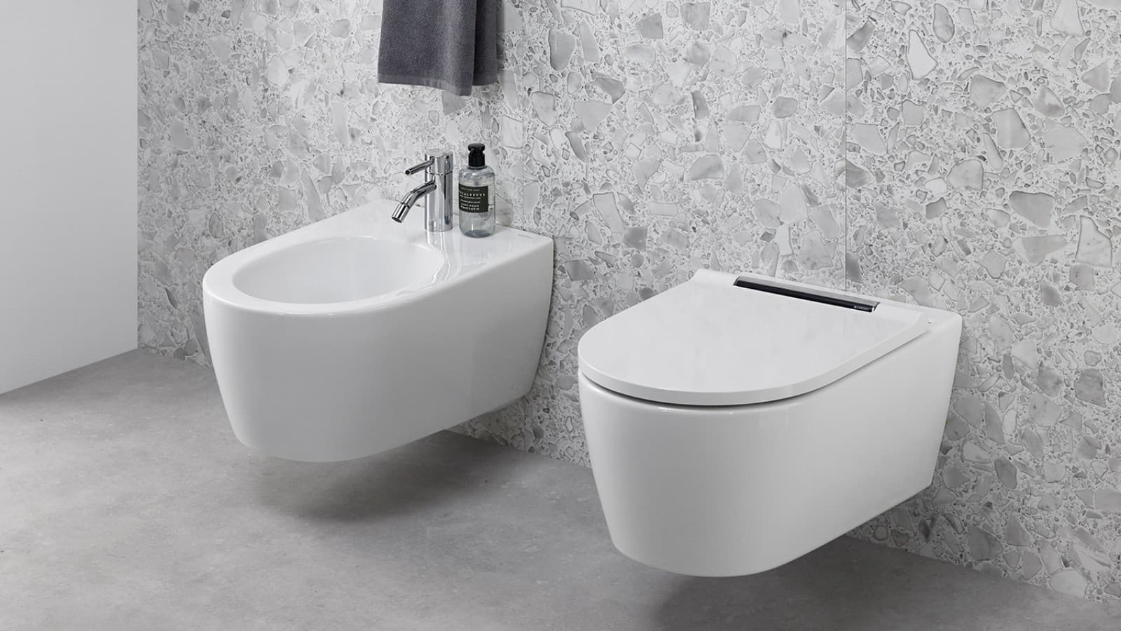 Kombinasjon av Geberit ONE bidet og AquaClean Sela dusjtoalett Kombinasjon av Geberit ONE bidet og AquaClean Sela dusjtoalett