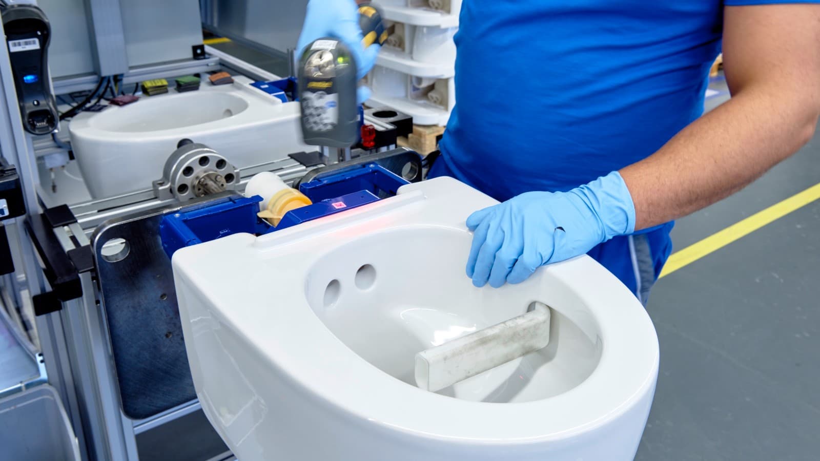 Geberit-ansatt jobber på et Geberit AquaClean Mera-dusjtoalett i Jona Geberit-ansatt jobber på et Geberit AquaClean Mera-dusjtoalett i Jona
