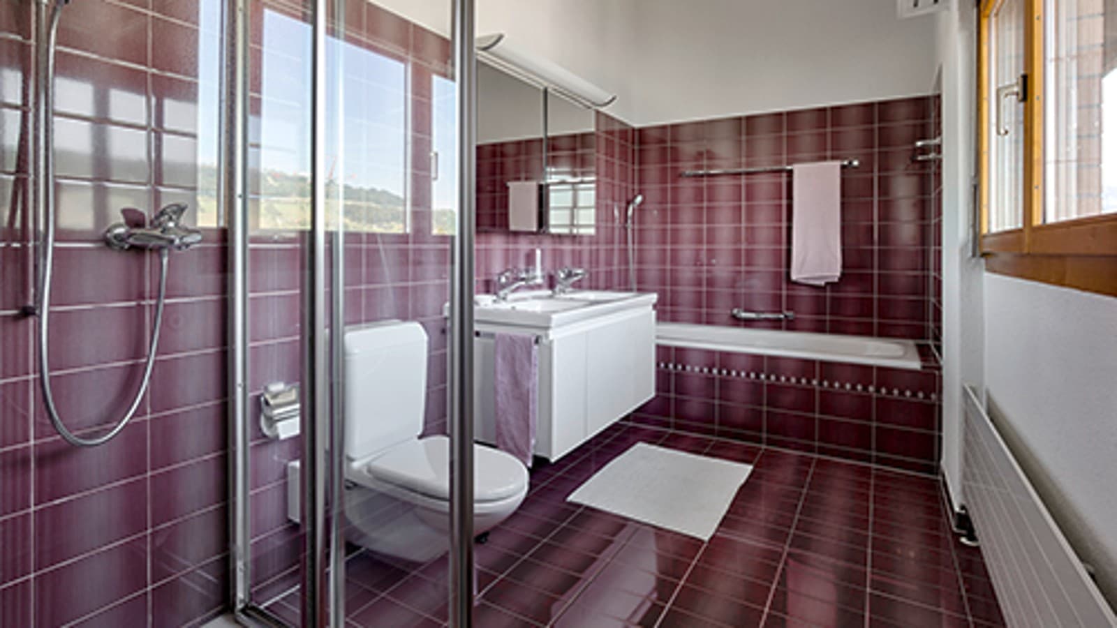 Baderom før oppussing med røde fliser Baderom før oppussing med røde fliser