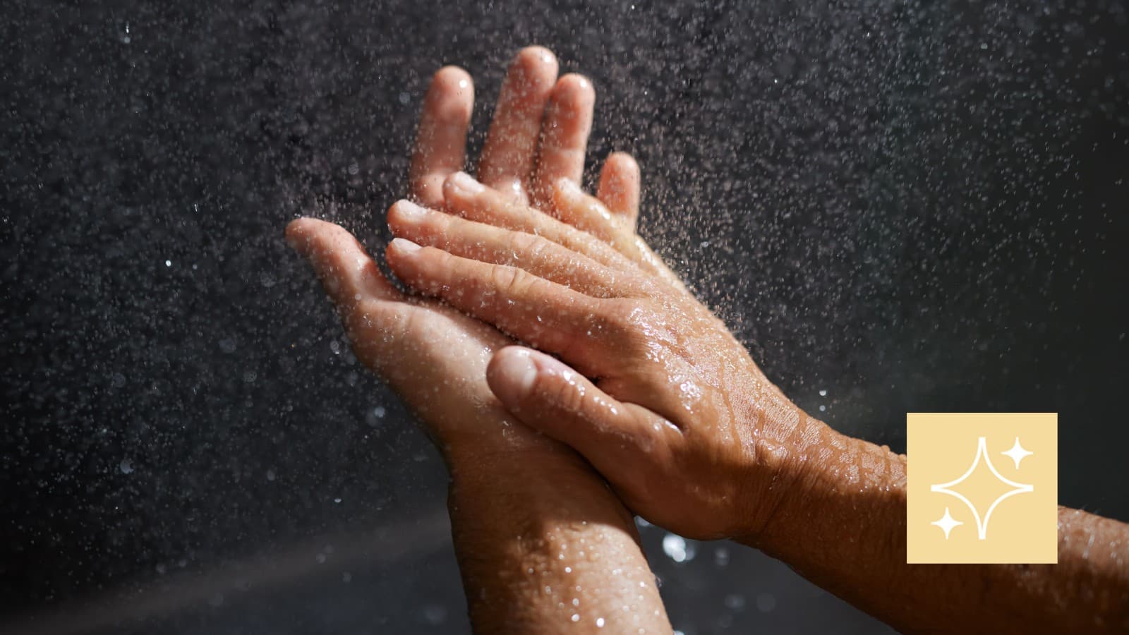 Kvinne rengjør Geberit CleanLine dusjrenne Kvinne rengjør Geberit CleanLine dusjrenne