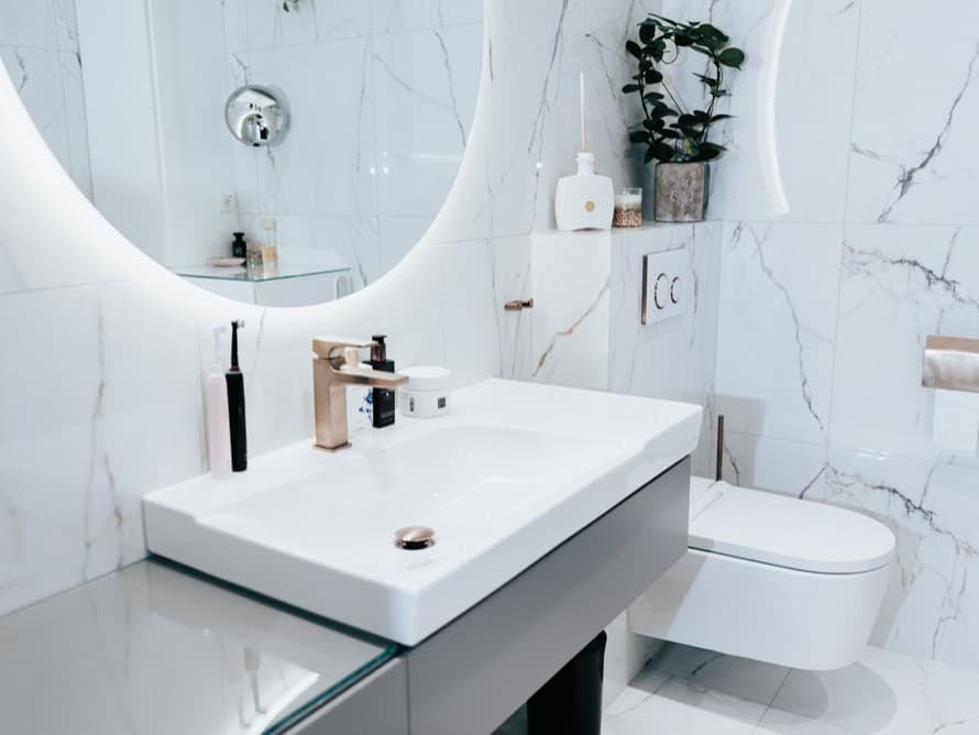 Hvitt baderom designet med Geberit-produkter Hvitt baderom designet med Geberit-produkter