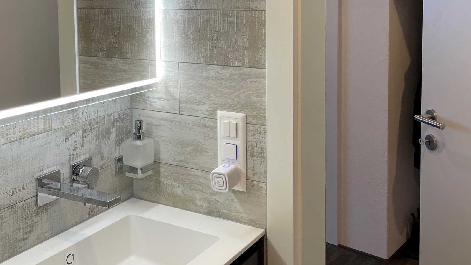 En dør som åpnes utover sparer plass på badet En dør som åpnes utover sparer plass på badet