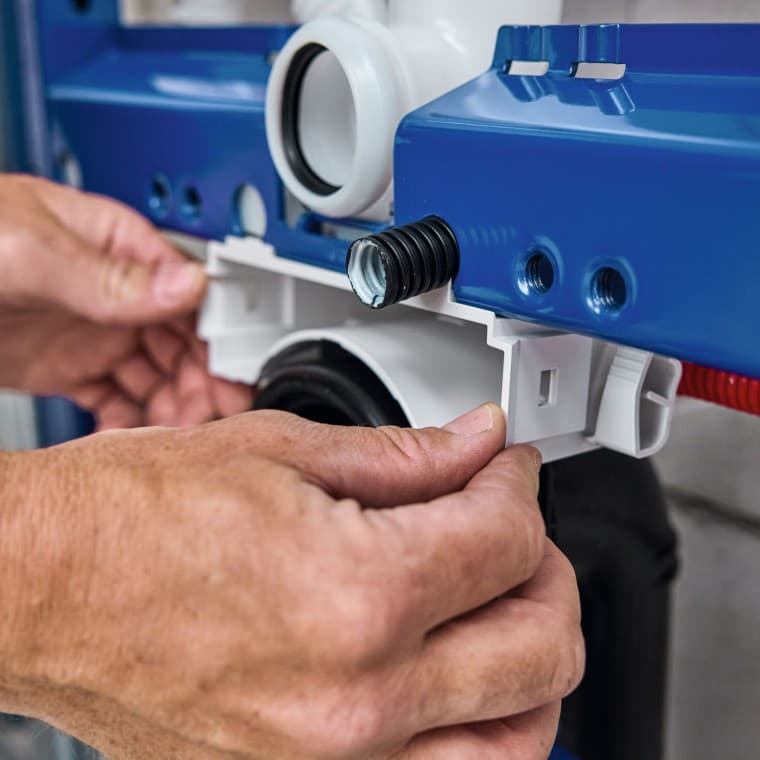 Rørlegger installerer innbyggingssisternen Geberit Power & Connect-boksen Rørlegger installerer innbyggingssisternen Geberit Power & Connect-boksen