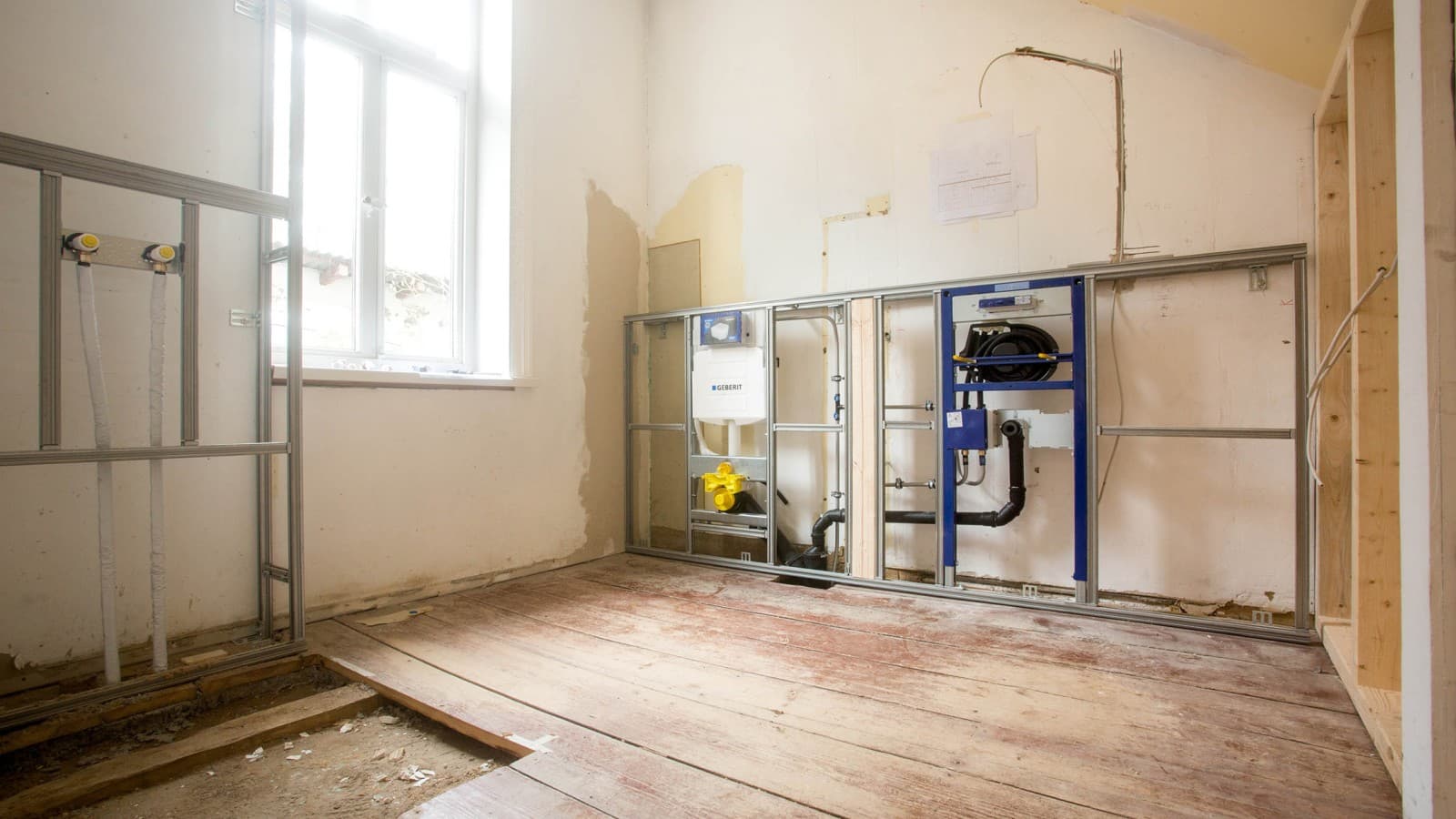 Byggherrene valgte Geberit-produkter ikke bare foran veggen, men også bak den (© Geberit) Byggherrene valgte Geberit-produkter ikke bare foran veggen, men også bak den (© Geberit)