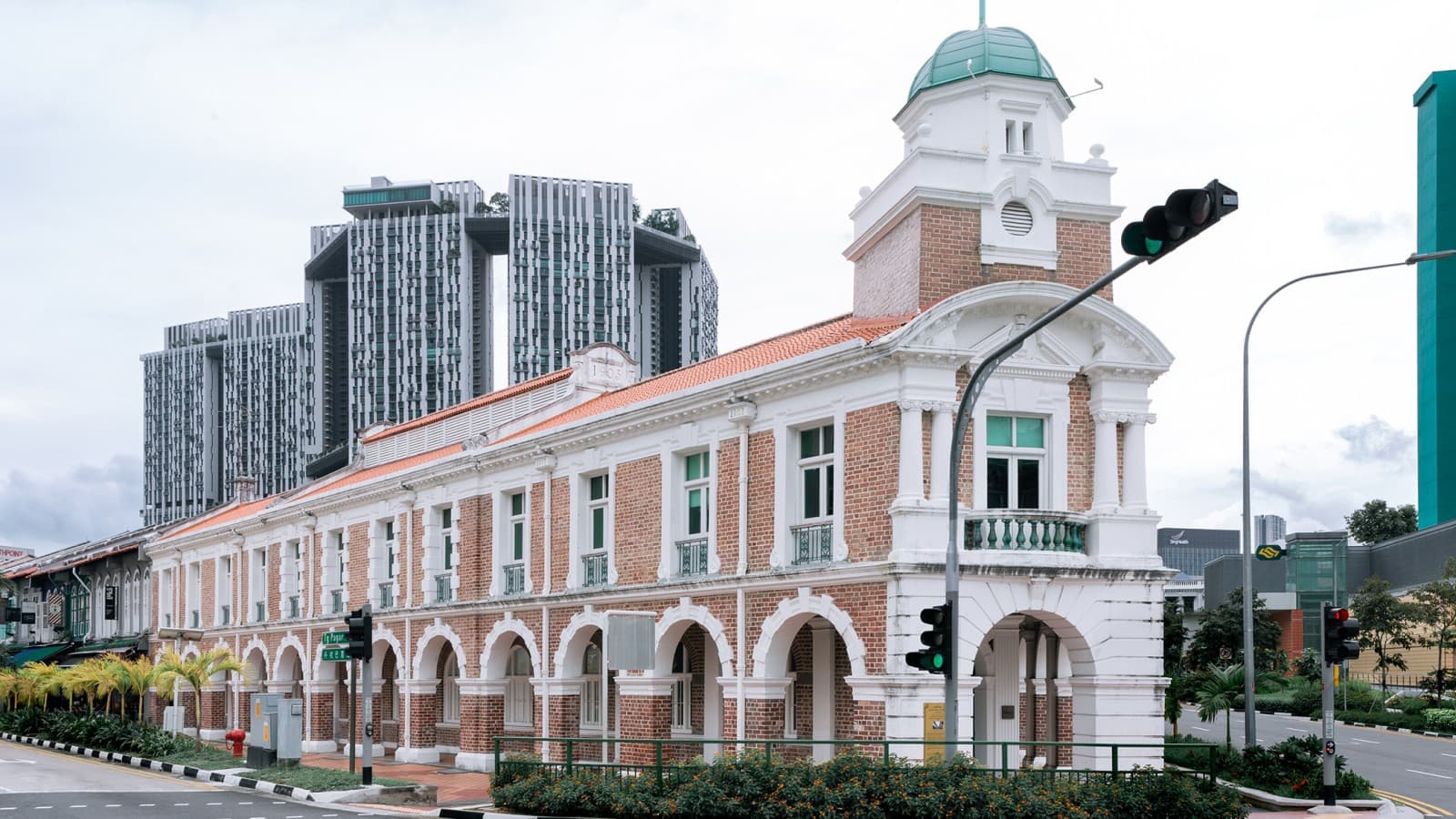Restaurant Born ligger i Jinrikisha Station, en av de få historiske bygningene i Singapore. Den eies av skuespilleren Jackie Chan (© Owen Raggett). Restaurant Born ligger i Jinrikisha Station, en av de få historiske bygningene i Singapore. Den eies av skuespilleren Jackie Chan (© Owen Raggett).