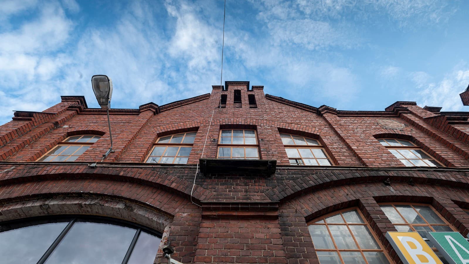 Den fredede jernbanefabrikken regnes som en av Finlands mest kjente industribygninger (© Kansallis Teatteri) Den fredede jernbanefabrikken regnes som en av Finlands mest kjente industribygninger (© Kansallis Teatteri)