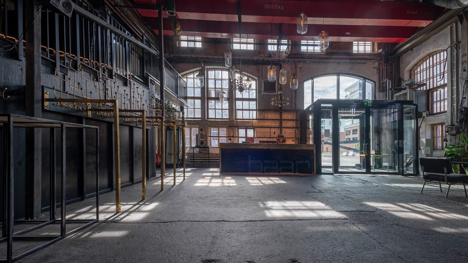 Tilbudet hos Konepaja er ekstremt mangfoldig. Barer, klubber, sports- og kulturarrangementer finner nok plass her (© Kansallis Teatteri) Tilbudet hos Konepaja er ekstremt mangfoldig. Barer, klubber, sports- og kulturarrangementer finner nok plass her (© Kansallis Teatteri)