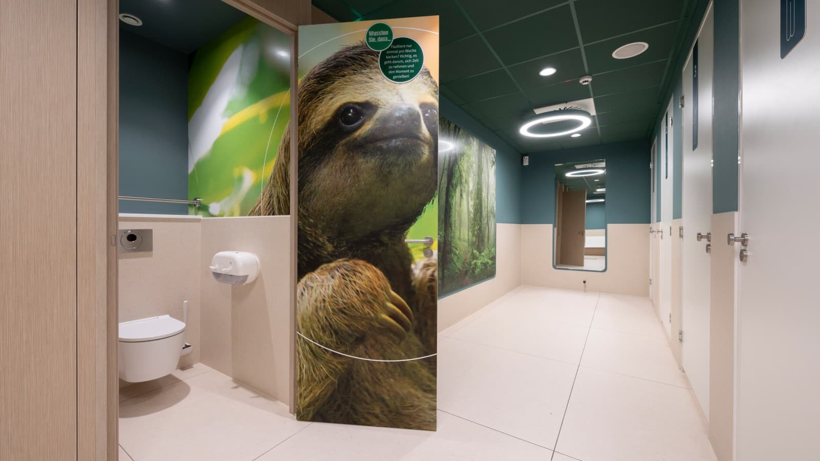 Og den stilige Geberit ONE toalettet er tilgjengelig i WC-kabinettet (© Meike Goebel) Og den stilige Geberit ONE toalettet er tilgjengelig i WC-kabinettet (© Meike Goebel)
