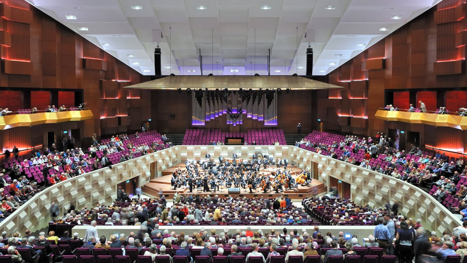 Musikalske fremføringer av alle stilarter finner sted i den store konsertsalen (© Plotvis og Kraaijvanger Architecten) Musikalske fremføringer av alle stilarter finner sted i den store konsertsalen (© Plotvis og Kraaijvanger Architecten)