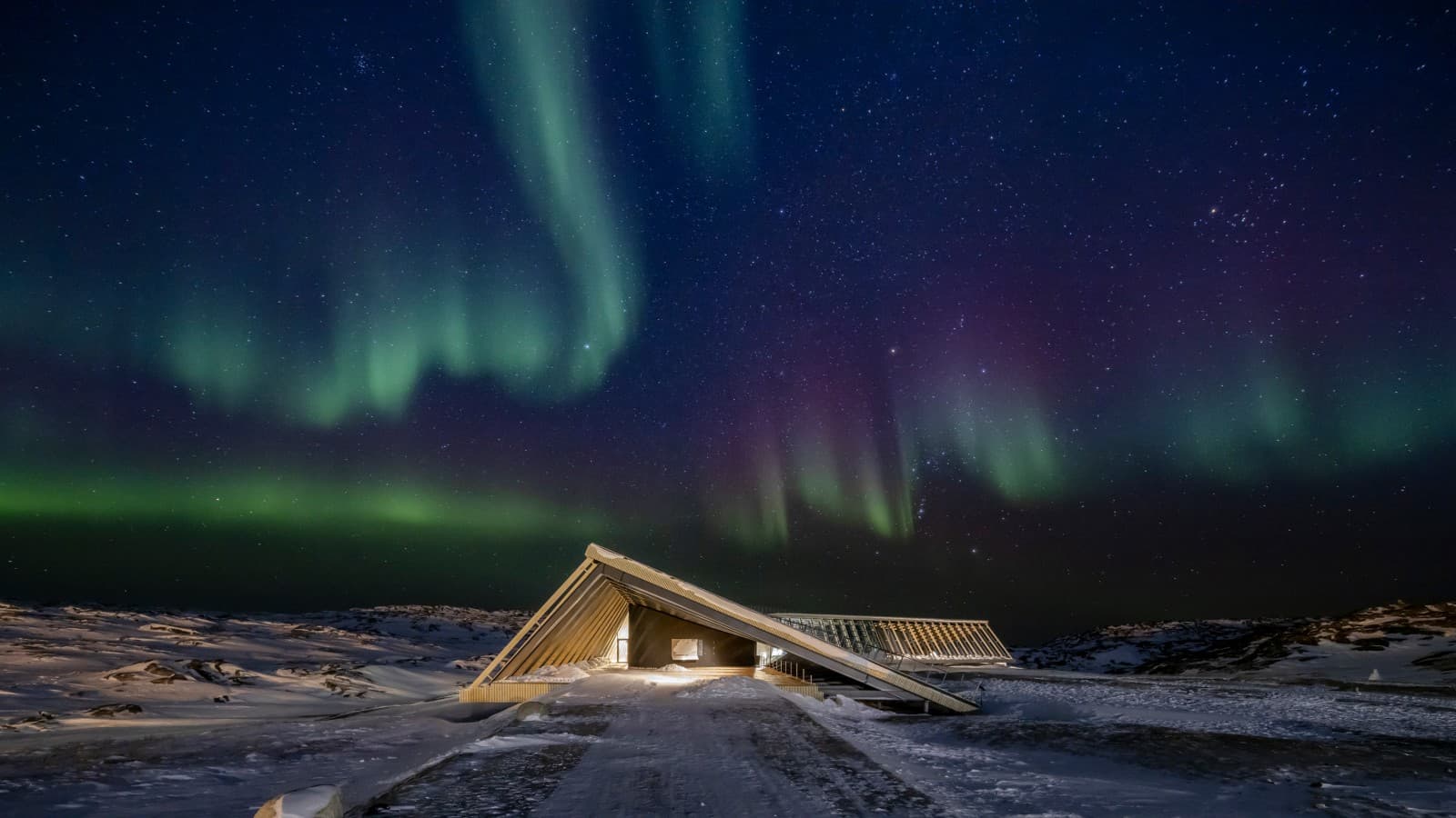Isfjordsenteret i det spektakulære nordlyset i den grønlandske polarnatten (© Adam Mørk) Isfjordsenteret i det spektakulære nordlyset i den grønlandske polarnatten (© Adam Mørk)