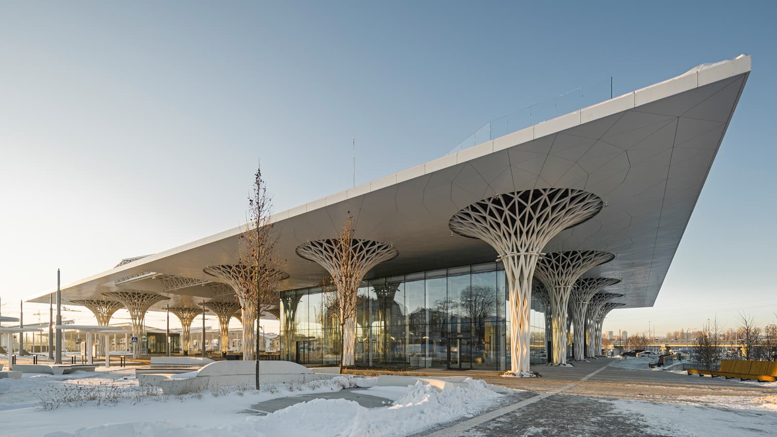 Boks i boks: Glasskuben til Lublin storbybanestasjon er innebygd i strukturen med et tak og åpne søyler (© Rafał Chojnacki) Boks i boks: Glasskuben til Lublin storbybanestasjon er innebygd i strukturen med et tak og åpne søyler (© Rafał Chojnacki)
