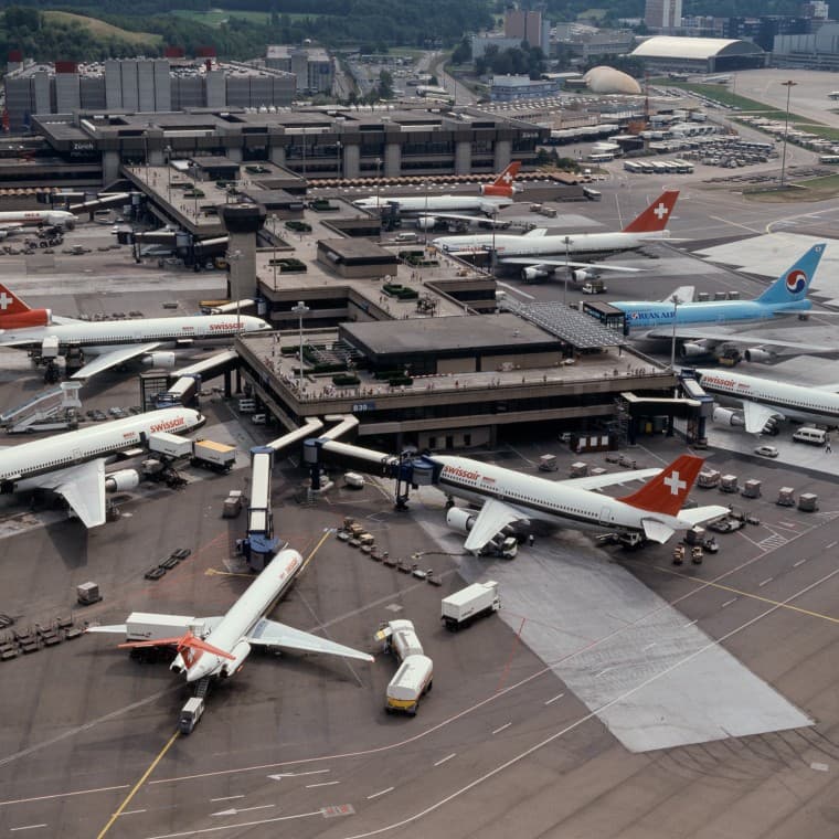 Luftfoto av terminal B i Zürich fra 1980-tallet (© Swissair) Luftfoto av terminal B i Zürich fra 1980-tallet (© Swissair)