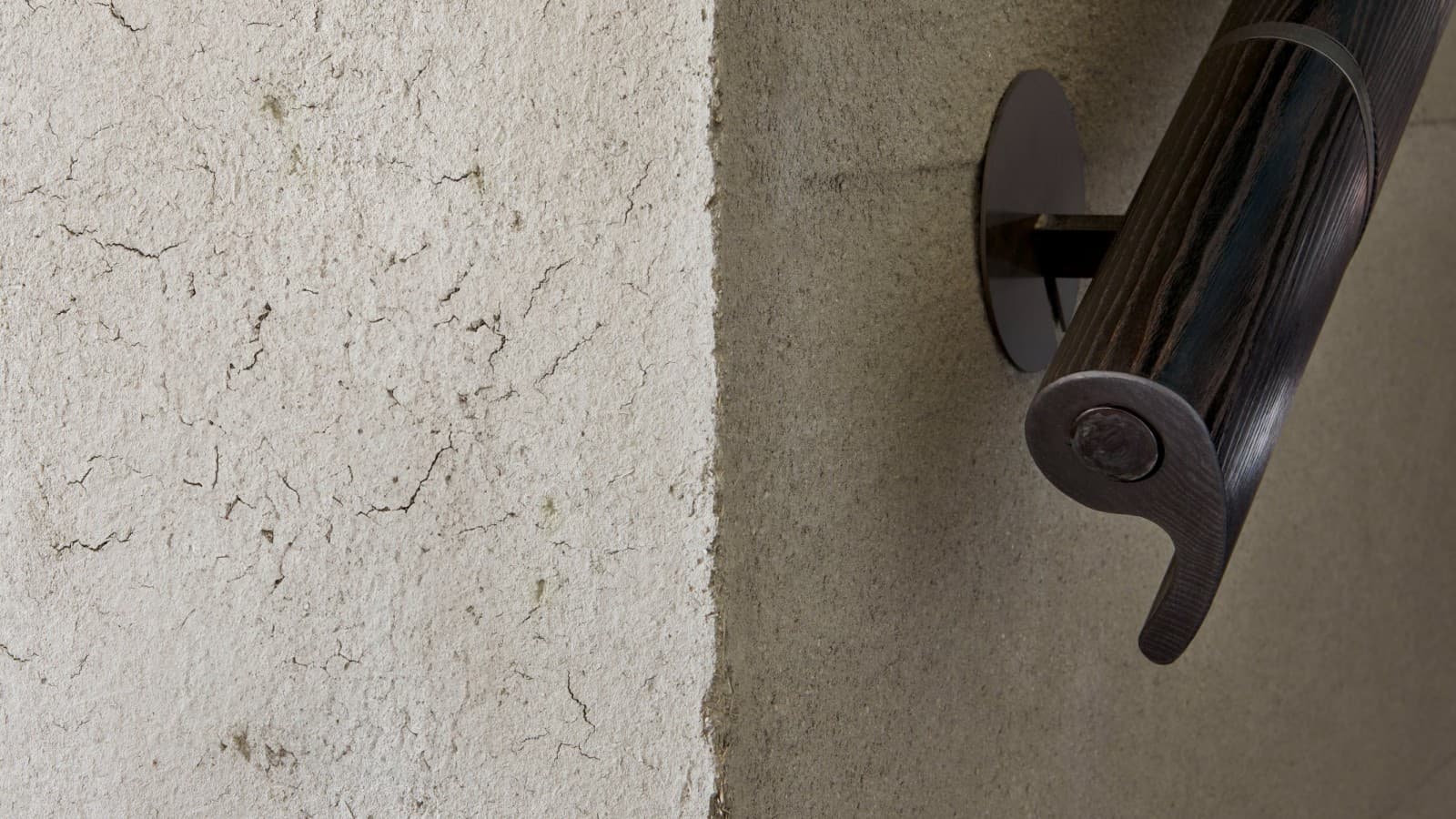 Overflater som brent treverk eller leirvegger forsterker den taktile opplevelsen. (© David Willen Studio) Overflater som brent treverk eller leirvegger forsterker den taktile opplevelsen. (© David Willen Studio)