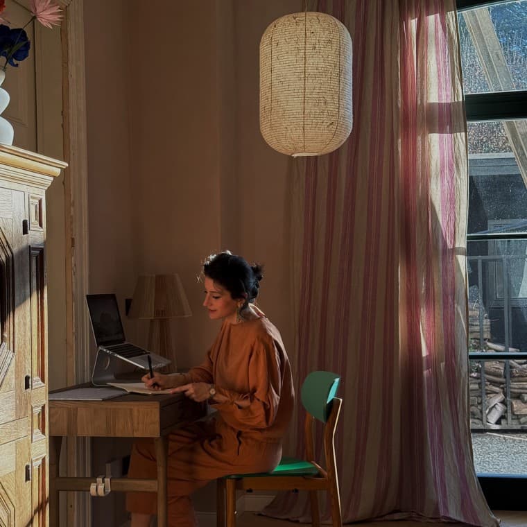 Büşra Qadir kaller sin interiørstil «fusion living», som kombinerer kulturer, stiler og farger (© Büşra Qadir) Büşra Qadir kaller sin interiørstil «fusion living», som kombinerer kulturer, stiler og farger (© Büşra Qadir)