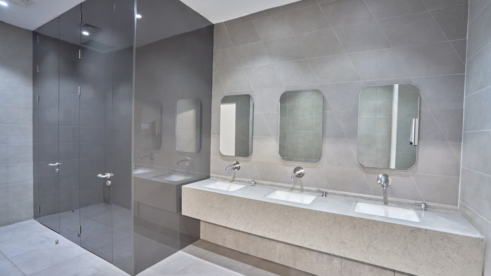 Enkelt og elegant: Geberit VariForm-servant og Piave-kraner. © Oğuzhan Kasar Enkelt og elegant: Geberit VariForm-servant og Piave-kraner. © Oğuzhan Kasar