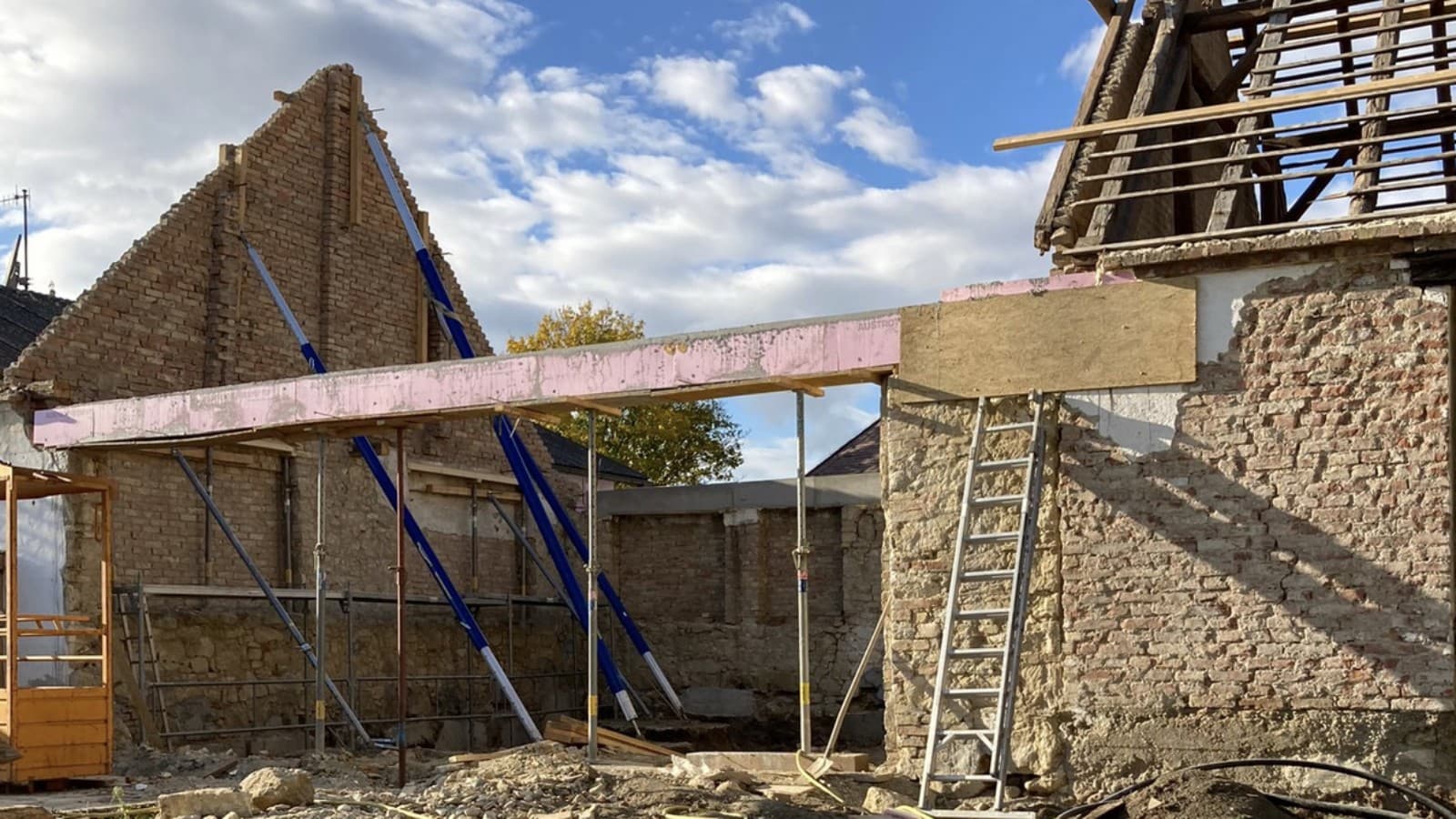 Der alt startet: låven slik den sto i 2021 (© Anna W.) Der alt startet: låven slik den sto i 2021 (© Anna W.)