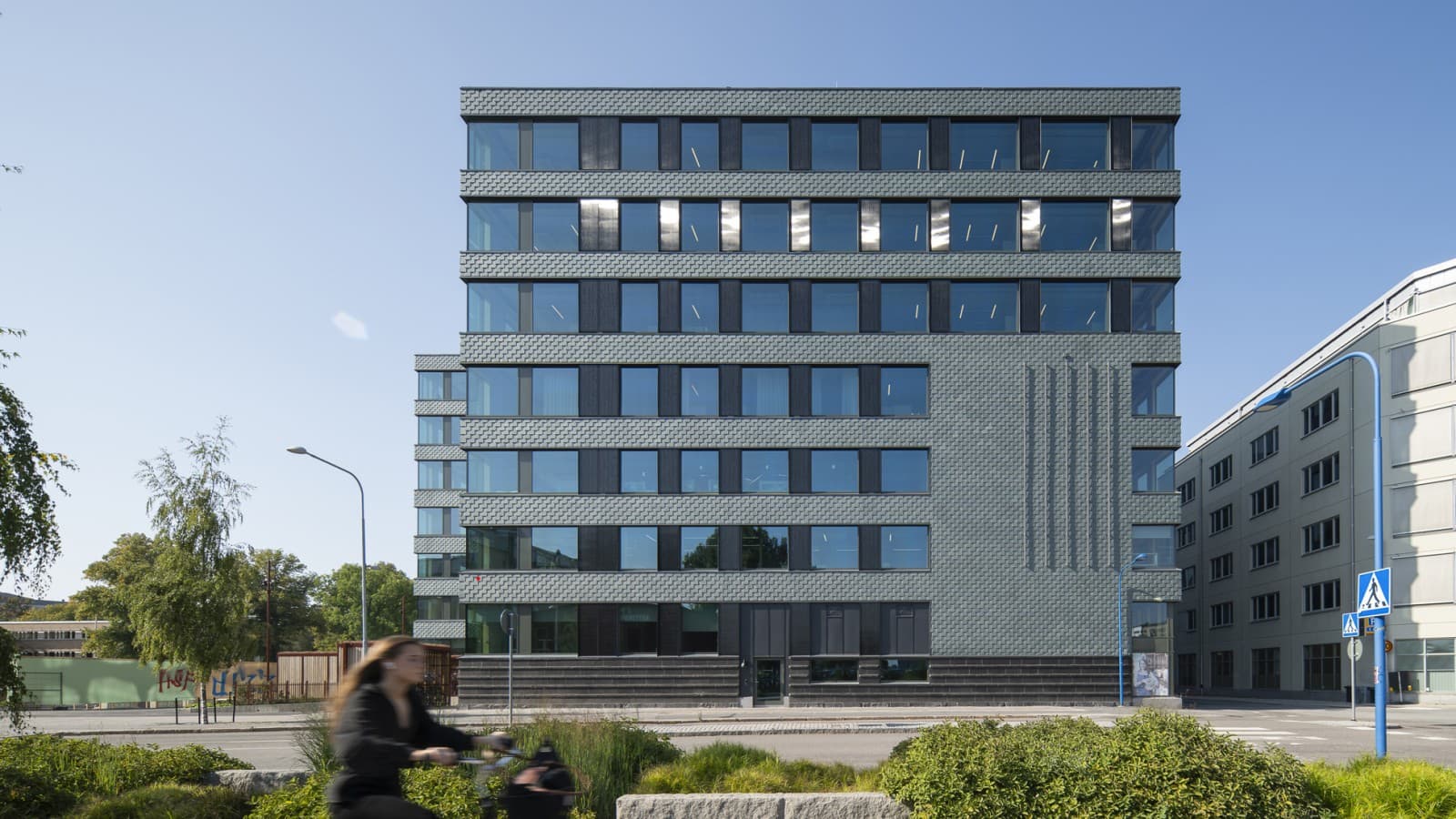 Fasaden av skifer med integrerte solcellepaneler sikrer energieffektivitet (© baraBild) Fasaden av skifer med integrerte solcellepaneler sikrer energieffektivitet (© baraBild)