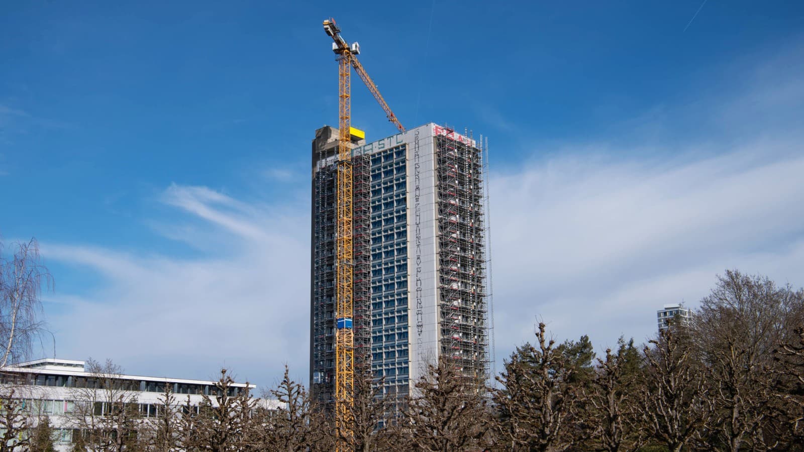 Høyblokken OMU 93 fra 1970‑tallet renoveres og får nytt formål Høyblokken OMU 93 fra 1970‑tallet renoveres og får nytt formål